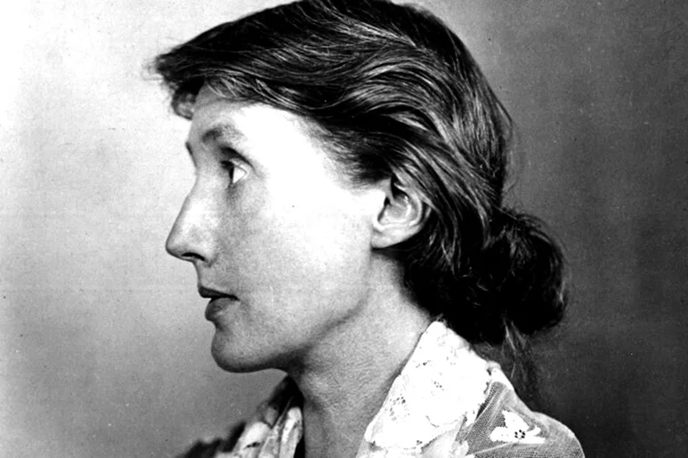 La escritora inglesa Virginia Woolf llenó de piedras los bolsillos de su abrigo y se arrojó al río Ouse en 1941.