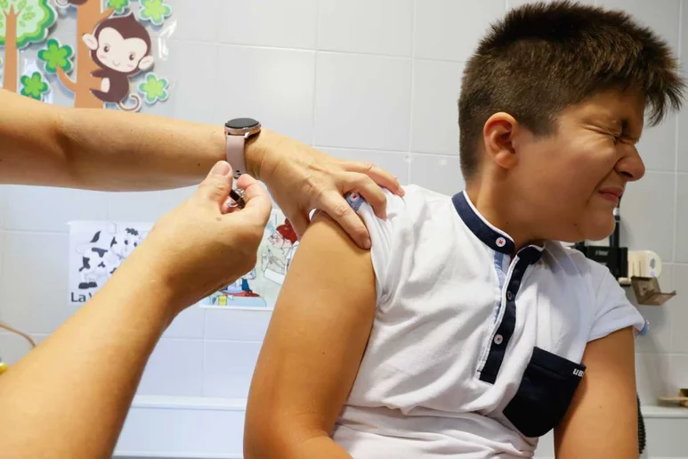 Los niños de 12 años gallegos han empezado a recibir hoy la vacuna del VPH a cargo del sistema público. Foto: EFE