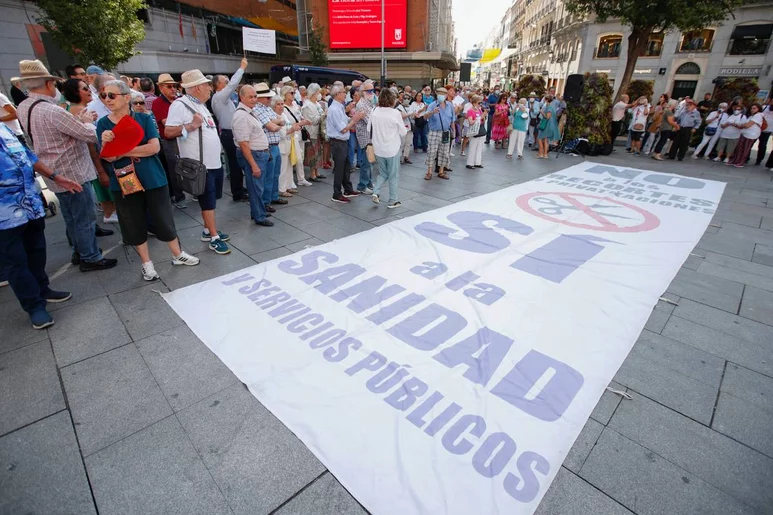  La Marea Blanca ha convocado este domingo en la plaza de Callao de Madrid una concentración con el lema "Ayuso & cia dan la estocada a la sanidad pública". Foto: EFE/JAVIER LÓPEZ