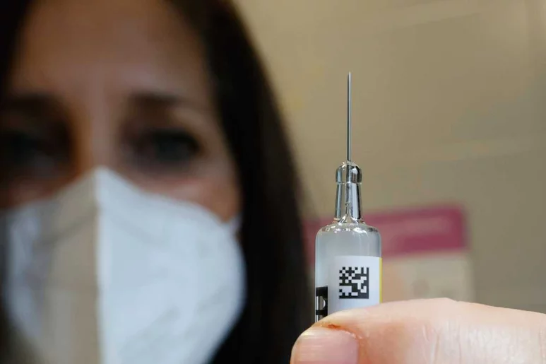 Galicia empezó el jueves a poner la vacuna contra el VPH a los varones de 12 años. Foto: EFE