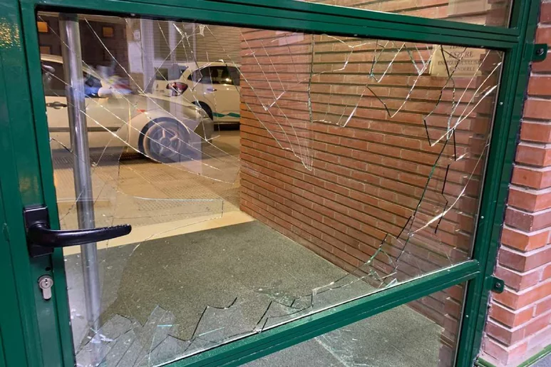 Aspecto de una de las puertas del Centro de Salud de Tauste (Zaragoza), tras la agresión sufrida en agosto de 2021. Foto: MAASZOOM.