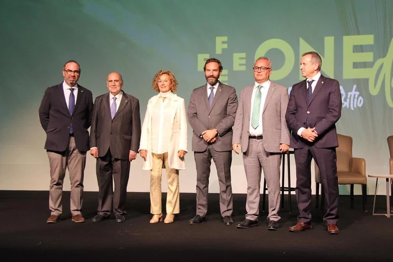 Luis de Palacio, presidente de FEFE, y Enrique Granda, galardonado con una insignia de oro, junto a otros representantes de la patronal. Foto: FEFE.