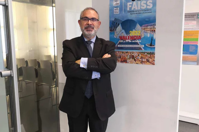 Gregorio Gómez, presidente de Faiss, posa ante el cartel del 8º Congreso Anual de la Federación, que se ha celebrado en Valencia. Foto: FAISS.