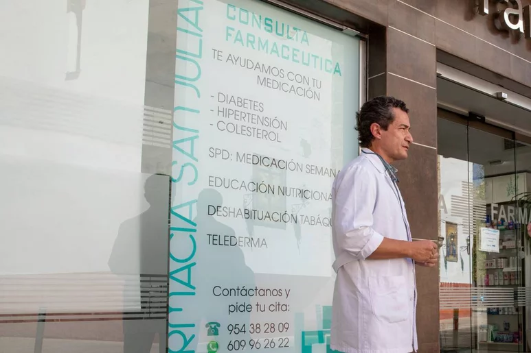 Jaime Román, en la puerta de su farmacia, donde se muestran los servicios profesionales que ofrece, entre ellos atención al diabético. Foto: SERGIO GONZÁLEZ VALERO.