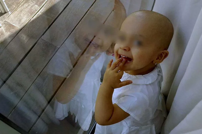 El neuroblastoma (en imagen una niña afectada) es un tumor raro pero puede ser muy agresivo.