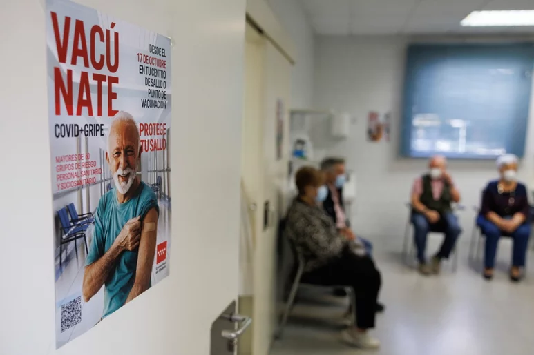 Pacientes esperando a vacunarse de gripe y covid en un centro de atención primaria de Madrid. Foto: EFE/Sergio Pérez.
