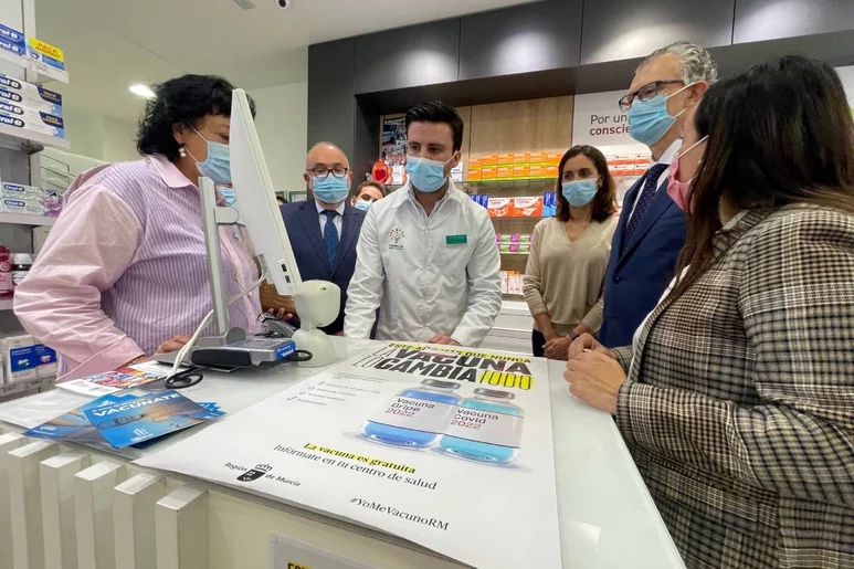 Visita del Consejero y la presidenta del COF de Murcia a una de las farmacias participantes en la iniciativa. Foto: COF DE MURCIA.