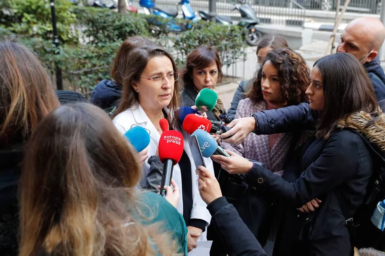 Ángela Hernández, secretaria general de Amyts, explica a los periodistas el acuerdo alcanzado para desconvocar la huelga médica en los PAC. Foto: EFE / LUIS MILLÁN