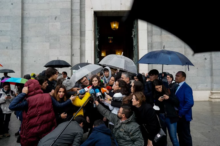 La presidenta de la Comunidad de Madrid, Isabel Díaz Ayuso, atiende a los medios, hoy, a las puertas de la Catedral de La Almudena. Foto: COMUNIDAD DE MADRID.