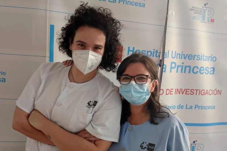 Beatriz González García y Estefanía Carabajal , enfermera de práctica avanzada de la Unidad de Trastornos del Movimiento (UTM) del Hospital de La Princesa (Madrid).