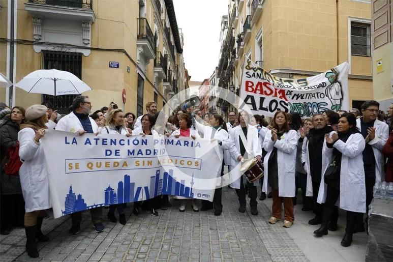 Los médicos, en una protesta en el cuarto día de huelga de la atención primaria de Madrid. Foto y vídeo: SERGIO GONZÁLEZ VALERO