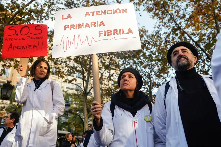 Concentración de médicos durante el segundo día de huelga frente a la Consejería de Hacienda de Madrid. Foto: EFE / Daniel González.