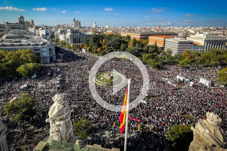 Vista de la Plaza de Cibeles durante la manifestación "Madrid se levanta por la sanidad pública". Vídeo: SERGIO GONZÁLEZ VALERO Fotos: SERGIO ENRÍQUEZ-NISTAL