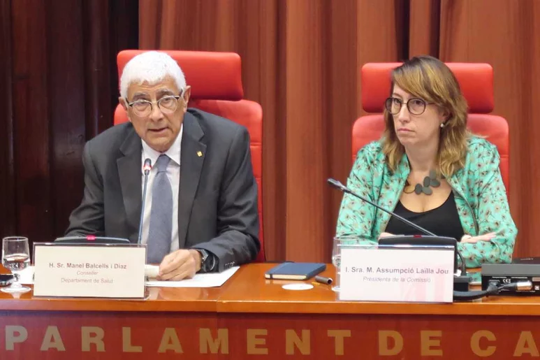 El consejero Manel Balcells con la presidenta de la Comisión de Sanidad del Parlamento catalán, Assumpció Laïlla. Foto: GENERALITAT DE CATALUÑA