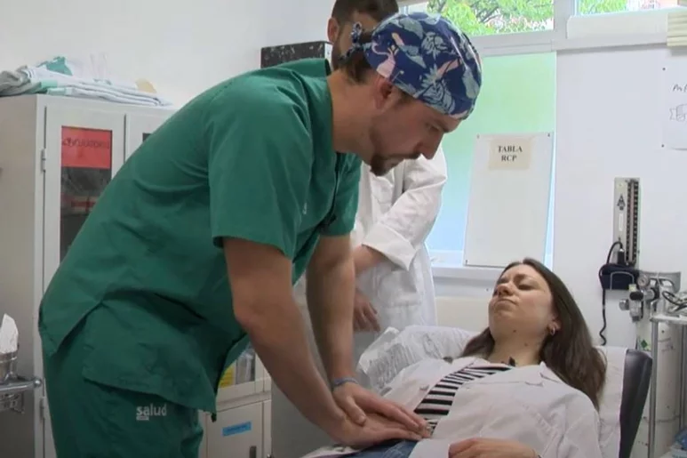 Un instante de uno de los vídeos de 'Enfermar es humano', recreando a unos compañeros que atienden a una estudiante de Medicina.