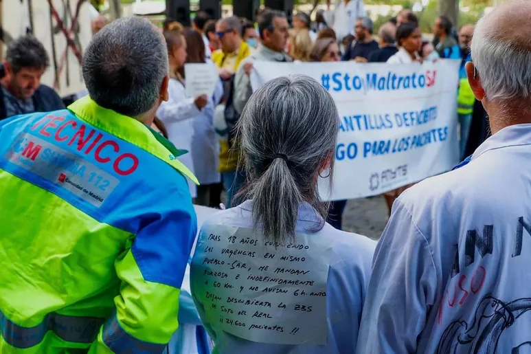 Profesionales sanitarios y ciudadanos han coincidido estos días en sus protestas contra el modelo de urgencias extrahospitalarias de la Comunidad de Madrid. Foto: EFE.