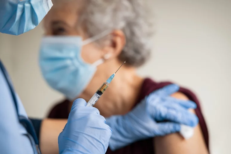 El nuevo calendario de vacunación para toda la vida aprobado por el Ministerio de Sanidad proporciona más autonomía a las enfermeras en España a la hora de vacunar.