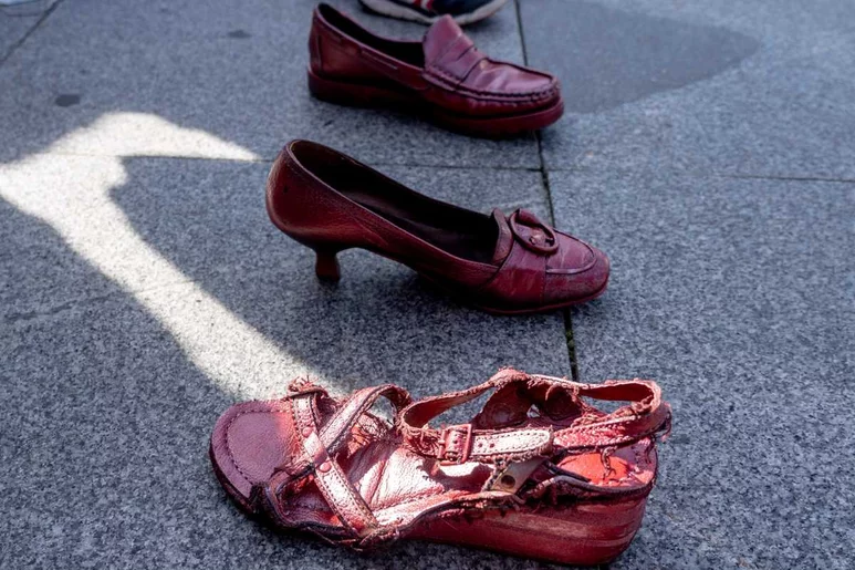 Zapatos rojos alegóricos de la violencia contra las mujeres en un acto reivindicativo de CCOO de Andalucía en Sevilla.