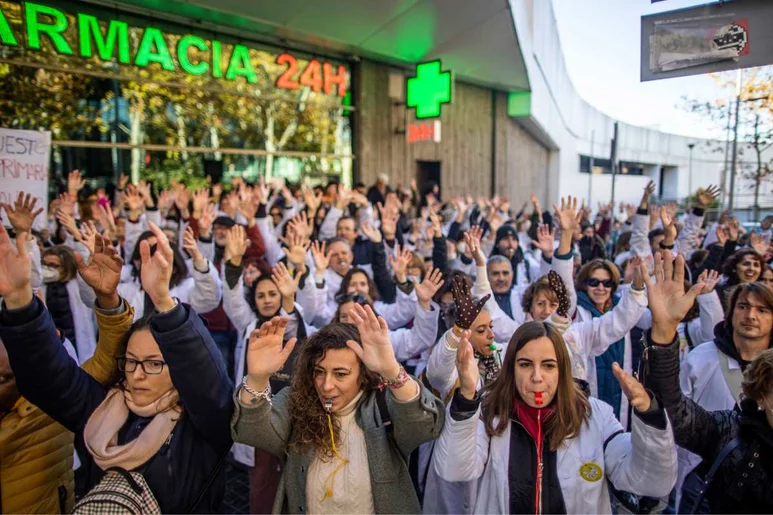 Un momento de la concentración convocada por el sindicato Amyts a las puertas de la Asamblea de Madrid para denunciar la situación del primer nivel asistencial. Foto: AMYTS.