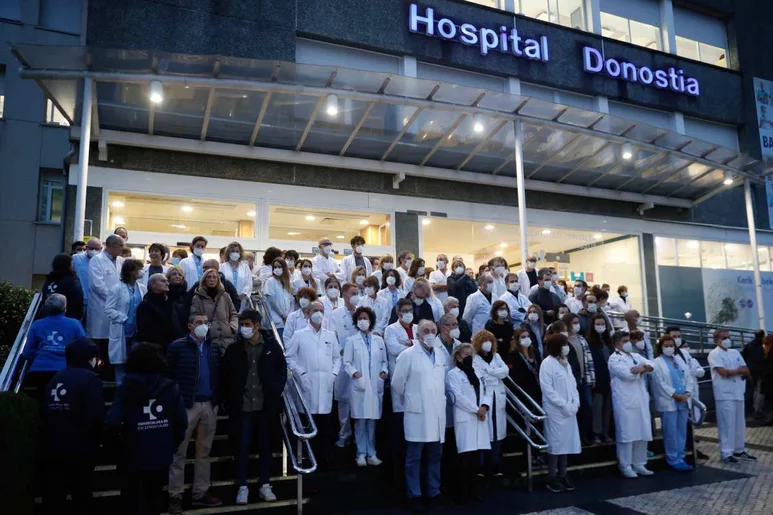 Jefes de servicio y médicos se concentran hoy a las puertas del Hospital Donostia para protestar por las destituciones de las principales gestoras de la OSI Donostialdea. Foto: EFE/JAVIER ETXEZARRETA.