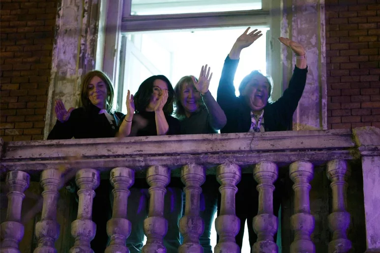 Miembros del comité de huelga de médicos de Familia y pediatras de Atención Primaria saludan desde el balcón del edificio de la Dirección General de Recursos Humanos de la Consejería de Sanidad en Madrid. Foto: EFE / RODRIGO JIMÉNEZ