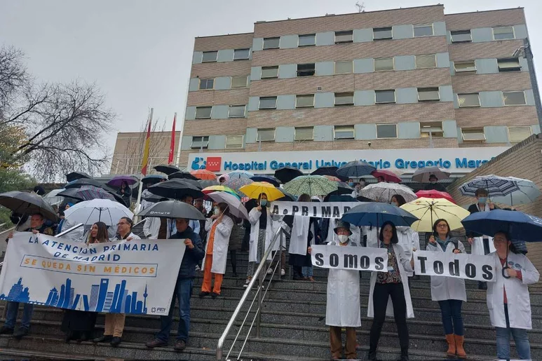Aspecto general de la concentración que se ha celebrado hoy, bajo la lluvia, a las puertas del Hospital Gregorio Marañón, uno de los hospitales que se ha sumado al apoyo a las reivindicaciones de primaria. Foto: AMYTS.