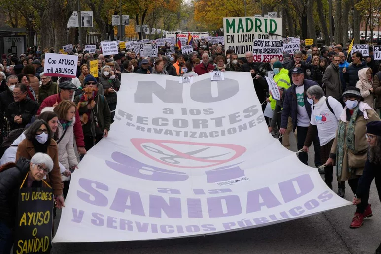 Manifestación por la sanidad pública desde la Cuesta de Moyano a Cibeles este sábado en Madrid. Foto: BORJA SÁNCHEZ TRILLO/EFE.