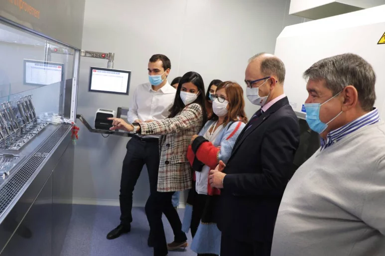 La directora gerente del Sescam, Regina Leal, durante su visita al Hospital de Toledo para ver el nuevo sistema robotizado que prepara fármacos biopeligrosos. Foto: HOSPITAL DE TOLEDO.