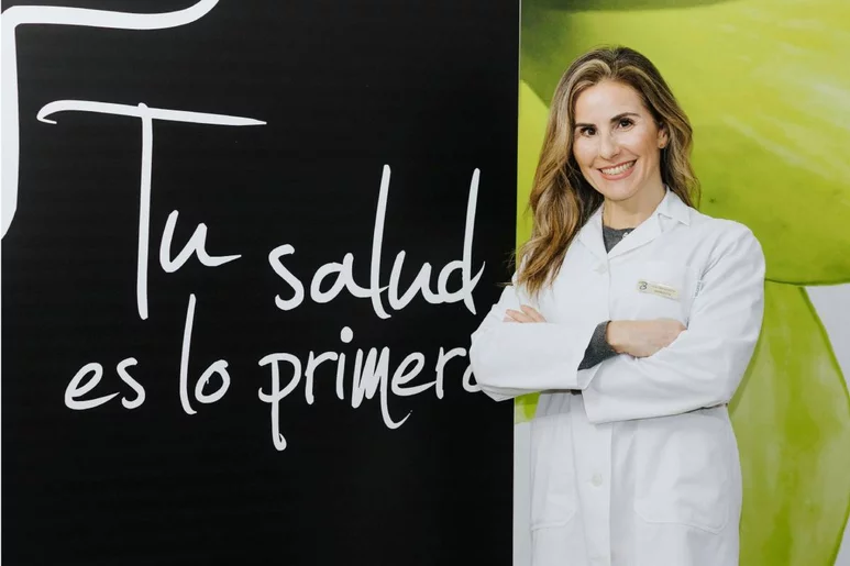 Ana Sánchez Molina, farmacéutica comunitaria, en su botica ubicada en Nogales (Badajoz). Foto: ARABA PRESS. 