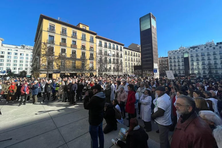 La séptima semana de huelga indefinida de médicos de Familia y pediatras de la Comunidad de Madrid se ha cerrado con una nueva concentración en la capital. Foto: AMYTS