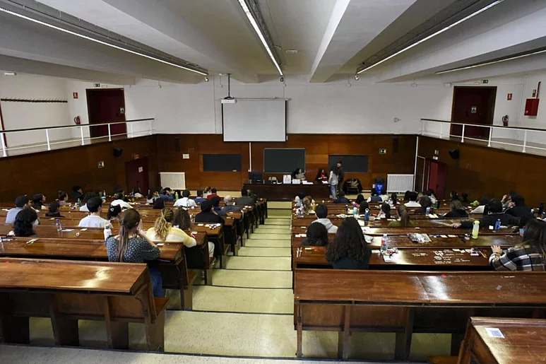 Estudiantes en el aula para realizar el examen MIR 2023. Foto: LUIS CAMACHO