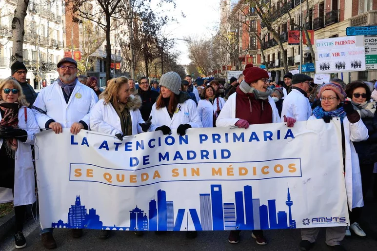  Manifestación de médicos de familia y pediatras llevada a cabo este miércoles ante la Consejería de Sanidad de Madrid, en defensa de una Atención Primaria de calidad. Foto: EFE/ ZIPI