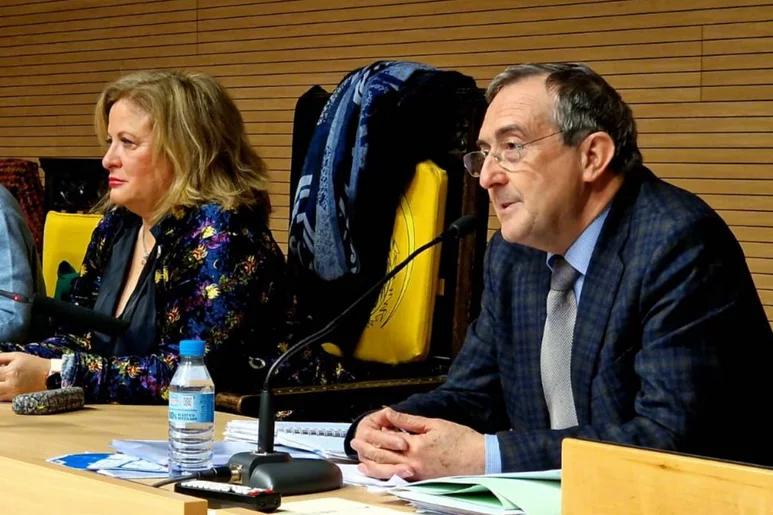 Mercedes Ortín, secretaria general de CESM Aragón, y Leandro Catalán, presidente de Fasamet, ayer en la asamblea donde se explicó el acuerdo de huelga. Fuente: CESM ARAGÓN / FASAMET