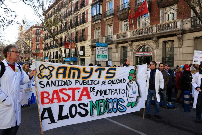 Concentración de médicos de Familia y pediatras frente a la Consejería de Sanidad de Madrid. Foto: EFE/ ZIPI
