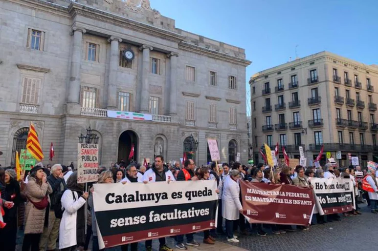 La manifestación ha empezado ante el Palacio de la Generalitat. Foto: METGES DE CATALUNYA