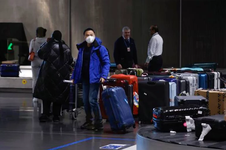Un pasajero procedente de China en un aeropuerto de París. Foto: EFE/EPA/YOAN VALAT.