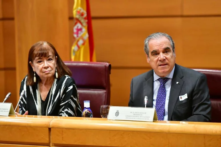 Cristina Narbona, vicepresidenta primera del Senado, y Jesús Aguilar, presidente del Consejo General de COF, en la Cámara Alta. Foto: CONSEJO DE COF.