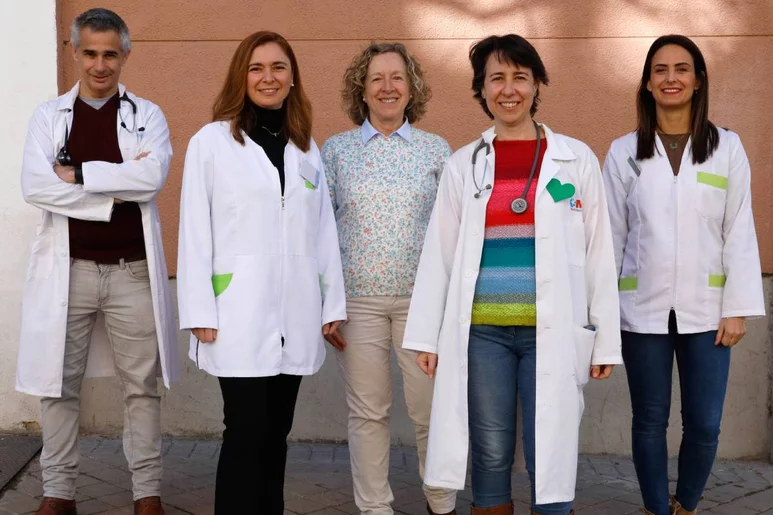 Las farmacéuticas Puy Heredia, Alicia Moro y Cristina Muñoz, con los médicos Antonio Cabrera y Nuria Jiménez, juntos en el Proyecto DarocaFarmacias (Madrid). Foto: SERGIO GONZÁLEZ VALERO.