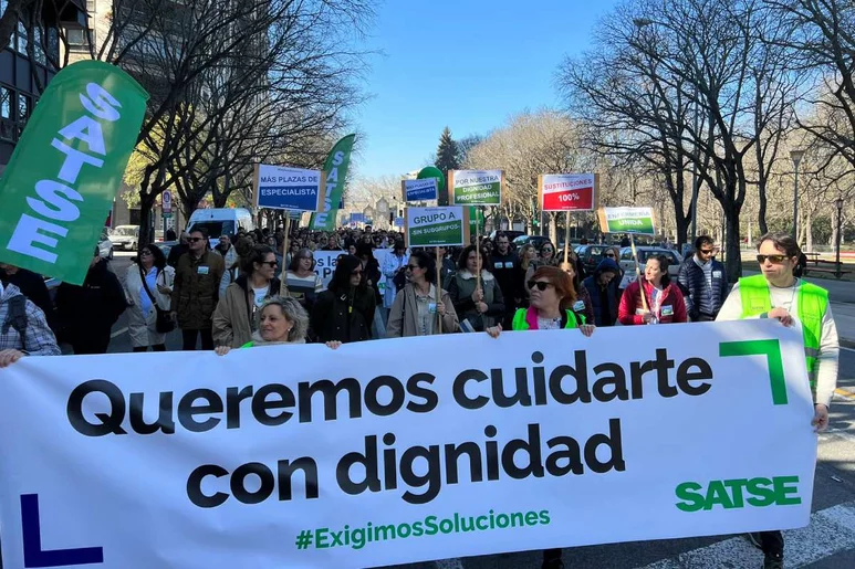 Cabecera de la manifestación convocada hoy en Pamplona por el sindicato de Enfermería Satse, como antesala de la huelga de 24 horas anunciada para el 28 de febrero. Foto: SATSE NAVARRA.