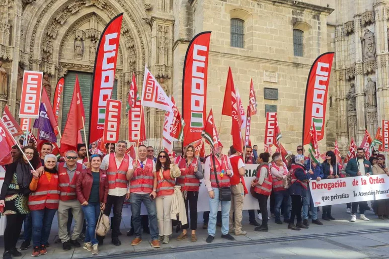 Aspecto de la concentración de protesta convocada hoy en Sevilla por los tres sindicatos de clase, ante la sede de los Servicios Centrales del SAS. Foto: FSSCCOO.