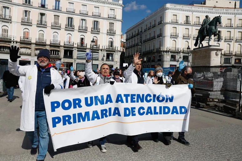 Instantánea de una de las últimas manifestaciones de los médicos de primaria de Madrid. Foto: EFE /J.J. GUILLÉN