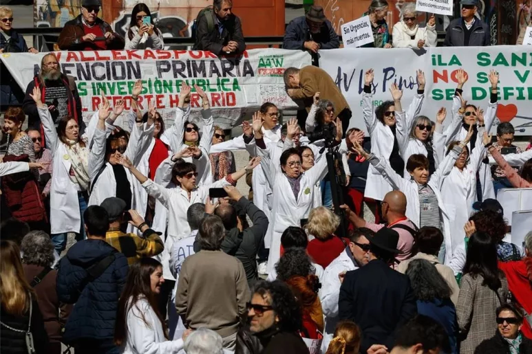 Este miércoles los médicos de hospitales de Madrid volverán a la huelga si no hay acuerdo. En la imagen, manifestación de la 98 Marea Blanca en Madrid. Foto: EFE/CHEMA MOYA.