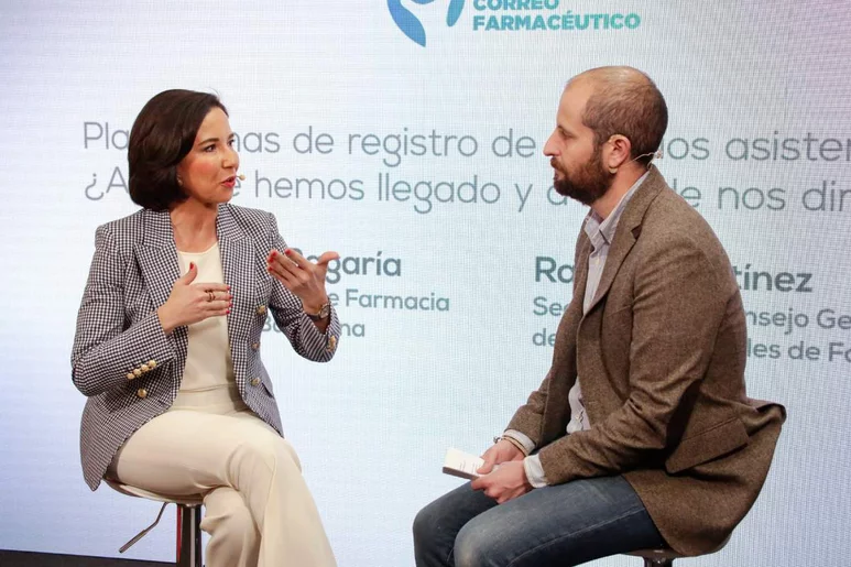 Raquel Martínez García, secretaria general del Consejo de COF, y Manuel Fernández Bustelo, redactor de CF en el set del medio en Infarma. Foto: JAUME COSIALLS.