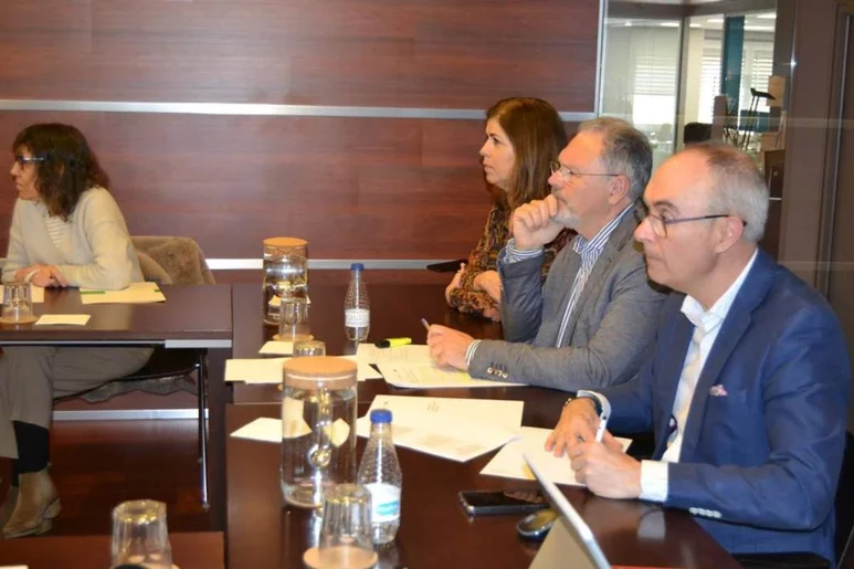 Óscar López Moreno, vicepresidente 1º y vocal de Industria del COF de Madrid, y Rafael Areñas, vicerpesidente 3ª, en una reunión. Foto: COF DE MADRID.
