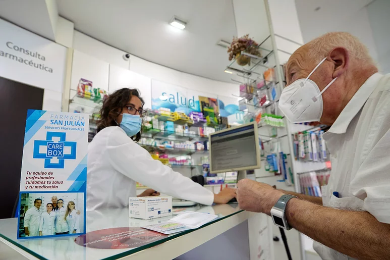 La farmacia de Jaime Román, en Sevilla, es un ejemplo de servicios, pues ofrece, entre otros, SPD, perfil lipídico, educación nutricional y medición de hemoglobonia y tensión. Foto: JOAQUÍN CORCHERO/ARABA PRESS