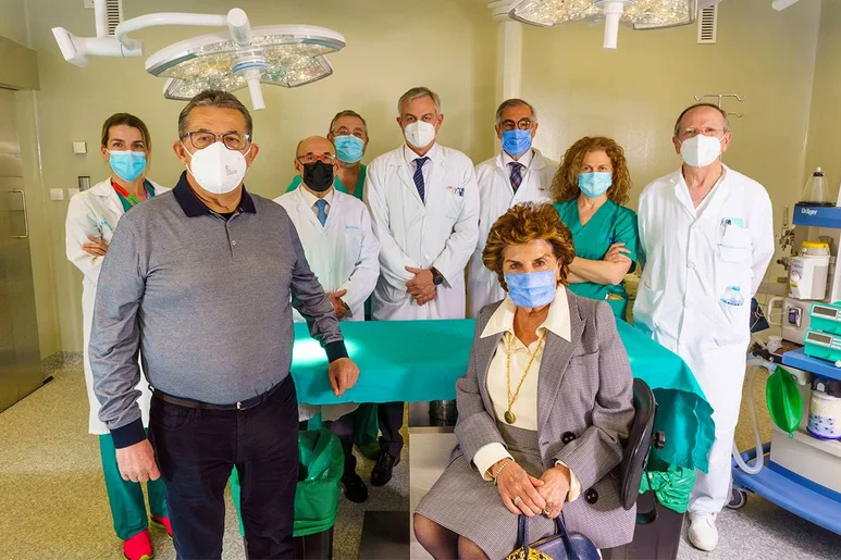 Guadalupe y José Julio junto a los equipos de sanitarios que intervinieron en sus operaciones en un quirófano de cirugía experimental del centro madrileño. Fotos: ÁNGEL NAVARRETE