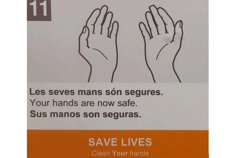 «Sus manos son seguras» puede leerse (en tres lenguas) en un cartel que cuelga en los baños del aeropuerto de Barcelona.