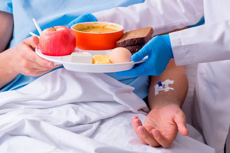 Auxiliar de enfermería es una profesión sanitaria muy presente en la vida del paciente hospitalizado.