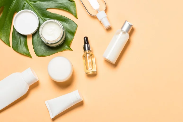 En las 52 notificaciones de efectos no deseados relacionados con el uso de cosméticos registradas por la Aemps en 2022 están implicados un total de 54 productos.