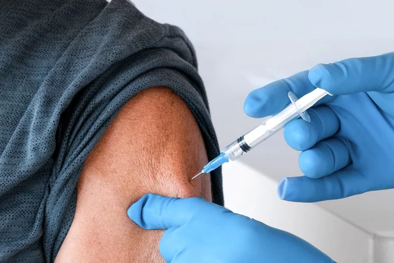 La vacuna será administrada de forma sistemática a las personas que cumplan 65 y 80 años, por lo que en este 2023 serán inmunizados los gallegos nacidos en 1958 y en 1943, respectivamente.